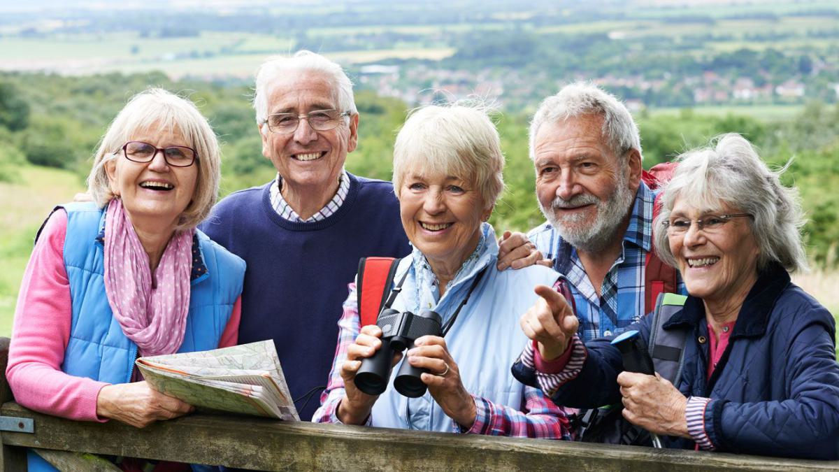 Seniorengruppe auf Wanderausflug in der Natur