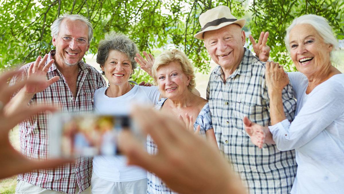 Lachende Seniorengruppe beim gemeinsamen Foto