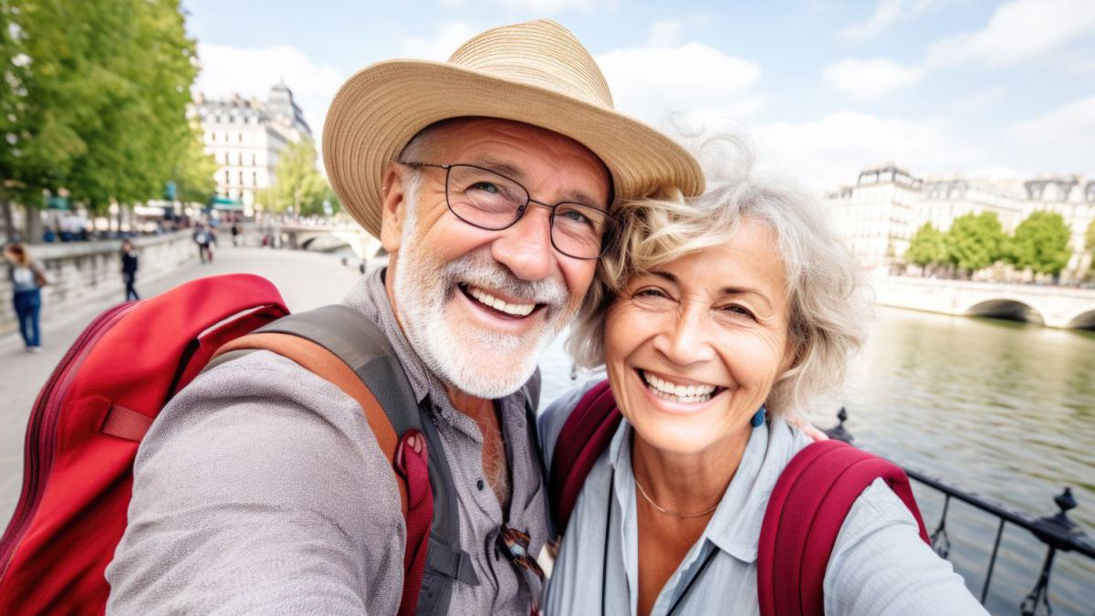 Glückliches Seniorenpaar auf Städtereise