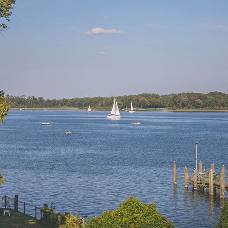 See, Segelboote, Aussicht, Naturidylle, Ufer, Steg, Sommer, Wassersport, Ruhe, Landschaft.