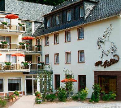 hotel, bad bertrich, außenansicht, balkon, blumen, sonnenschirme, terrasse, drachenlogo
