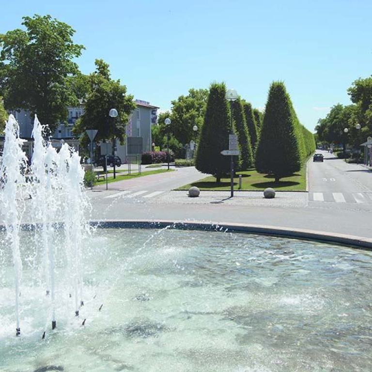 springbrunnen, bad füssing, thermalbadstraße, sommer, bäume, topiär, straße, fußgängerzone, geschäfte, cafés