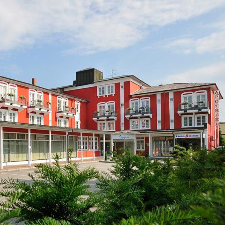 bad füssing, hotel, bad füssinger hof, außenansicht, rote fassade, balkon, apotheke,