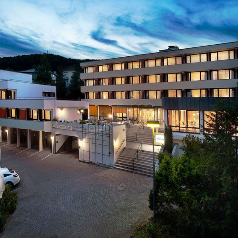 bad kissingen, hotel fontana, außenansicht, abendstimmung, moderne architektur,