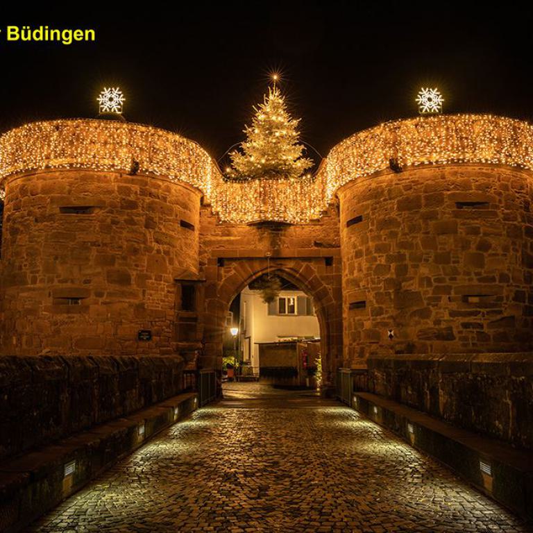 stadttor büdingen, weihnachtsbeleuchtung, historisches tor, altstadt, festliche dekoration,