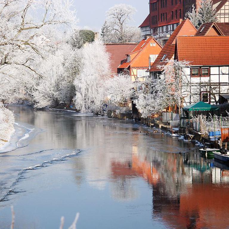 bad sooden-allendorf, fachwerkhäuser im winter, flussufer mit schnee, romantische altstadt,