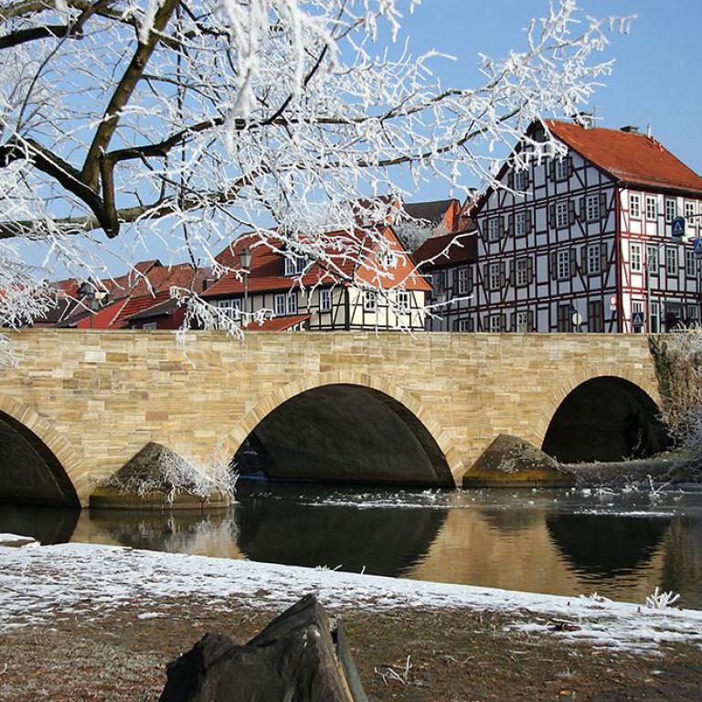 bad sooden-allendorf steinbrücke, fachwerkhäuser, winterlandschaft, verschneite altstadt,
