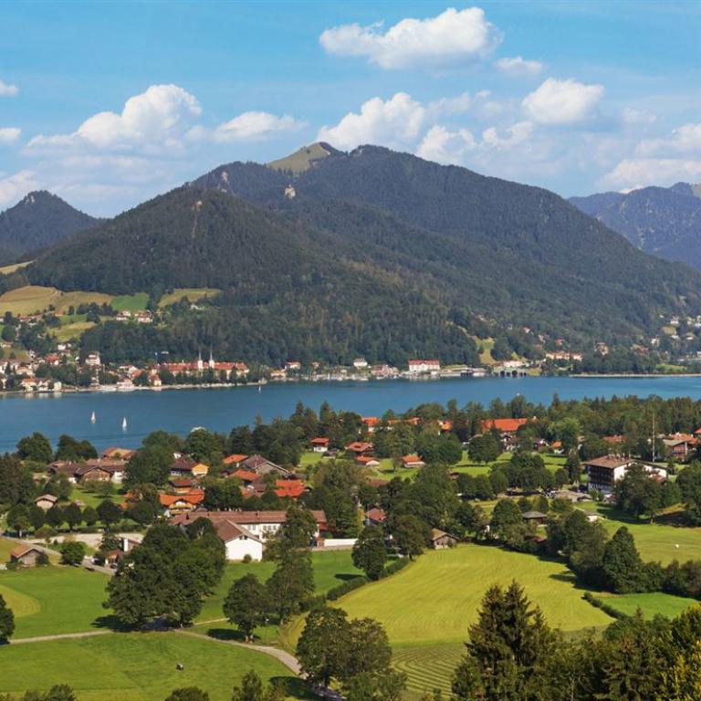blick auf bad wiessee am tegernsee, oberbayern, bayerische alpen panorama,