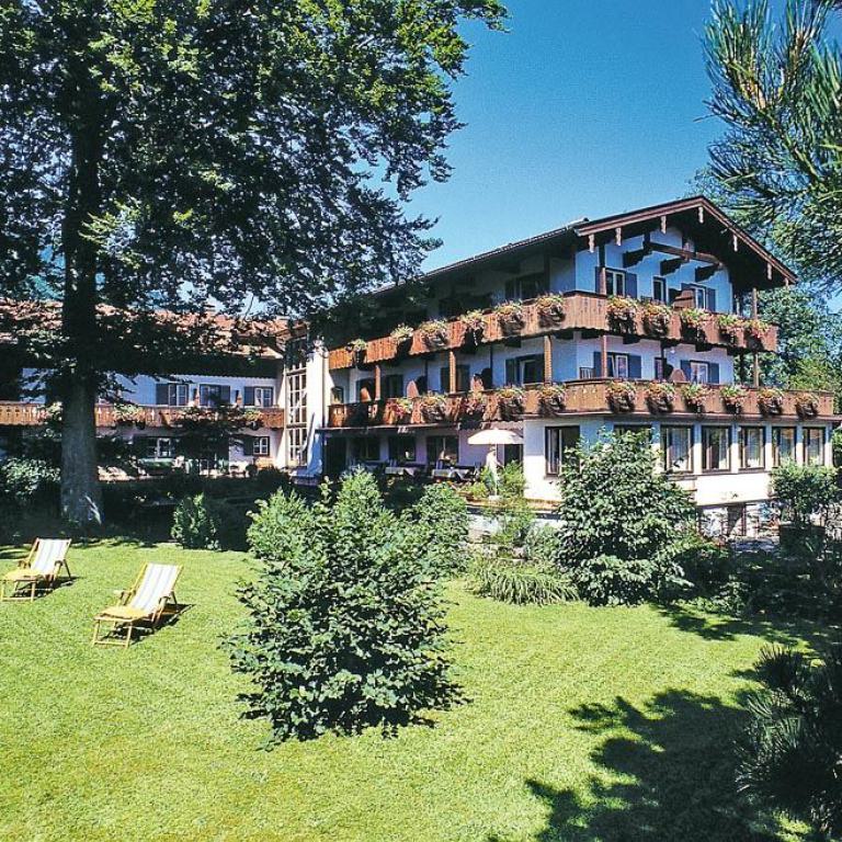 hotel in bad wiessee im bayerischen landhausstil, blumenbalkone,