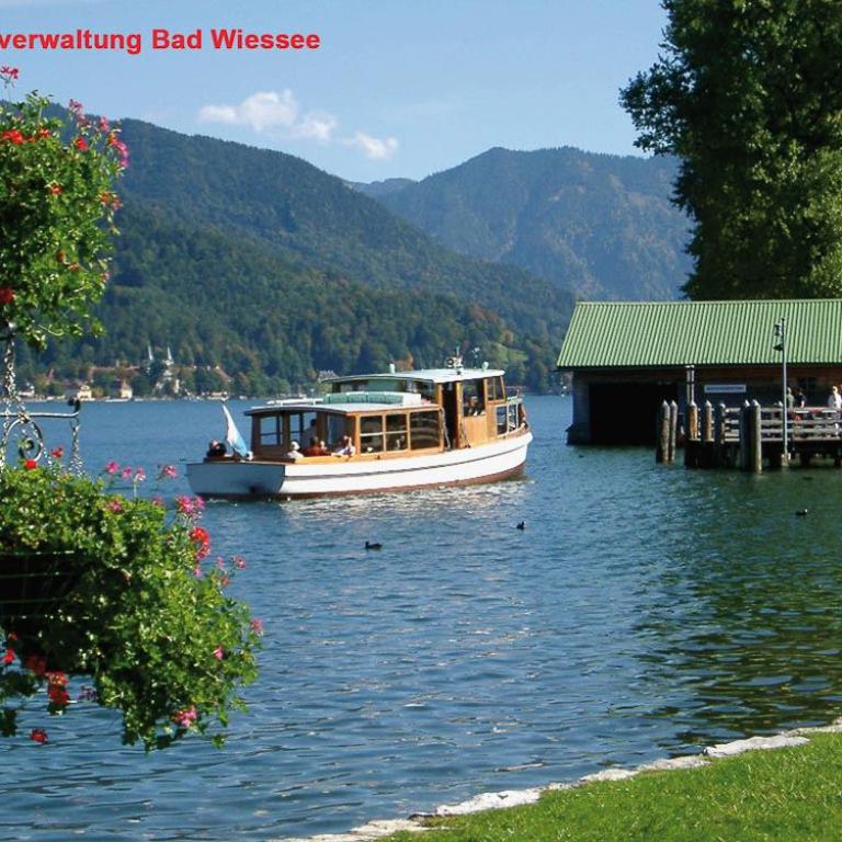 ausflugsschiff an der kurpromenade in bad wiessee, tegernsee, bootsanleger mit blumen und bergpanorama
