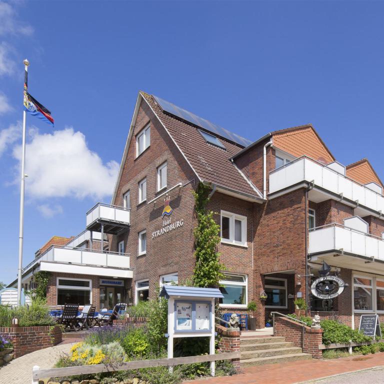 hotel strandburg, baltrum, hotelgebäude, rote klinkerfassade, balkon,