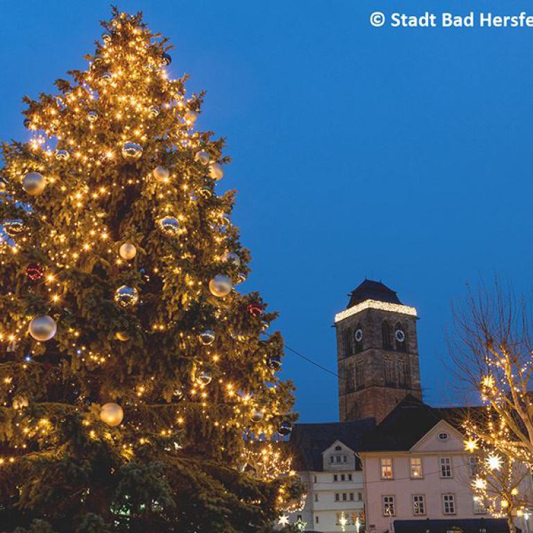 weihnachtsbaum, lichter, linggplatz, fachwerkhäuser, kirchturm, , bad hersfeld, abendhimmel,