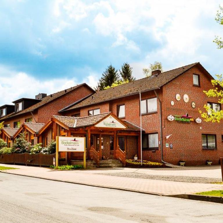 hotel, gasthaus, bockelmann, bispingen, ziegelhaus, außenansicht, lüneburger heide, familienbetrieb, gastronomie