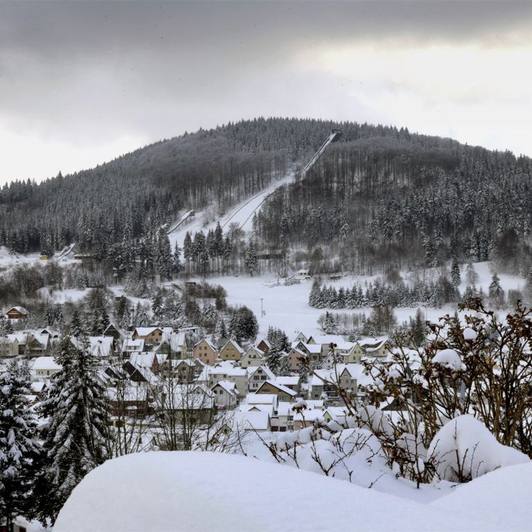 brotterode, seimberg, skisprungschanze, winter, schnee, thüringer wald, winterlandschaft, skiparadies, ferienort, berge,