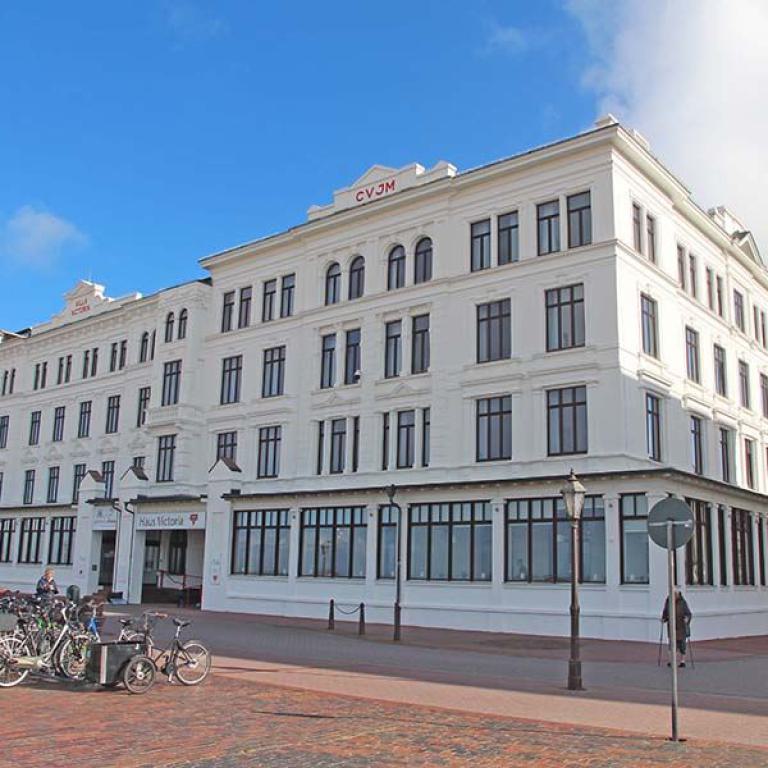 cvjm, haus victoria, borkum, historisches gebäude, nordseeinsel, weiße fassade, stadtbild,