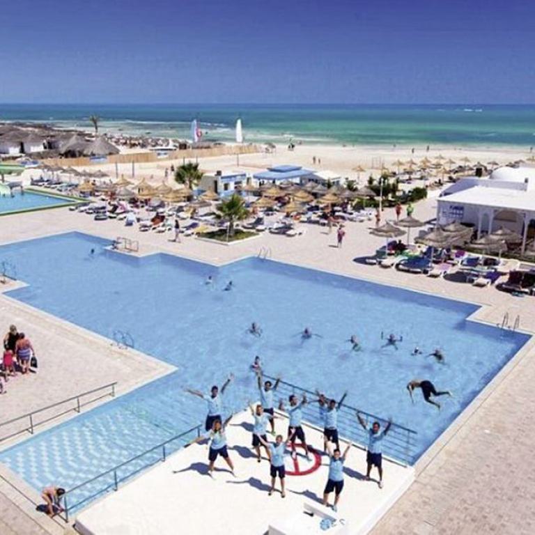 djerba, hotelanlage, strandhotel, meerblick, palmen, swimmingpool, weiße fassade, urlaub, tunesien, ferienanlage