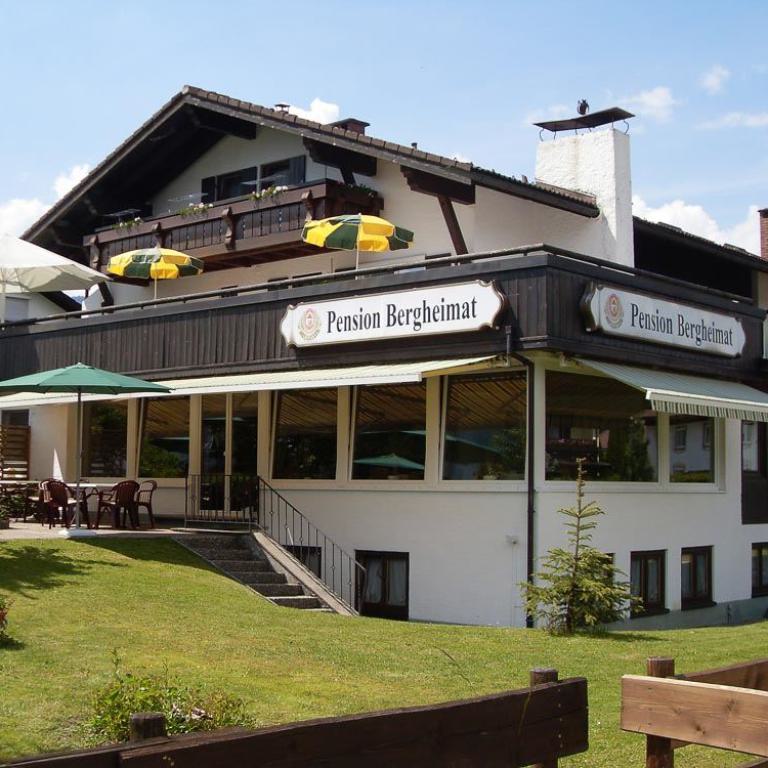 pension bergheimat, allgäu, gasthaus, außenansicht, terrasse, sonnenschirme, bergregion,