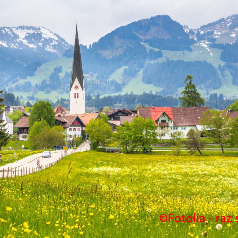 fischen im allgäu, kirchturm, dorfansicht, alpen, wiese, blumen, frühlingslandschaft, berge,