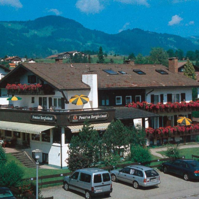 pension bergheimat, fischen im allgäu, hotel, gebäude, sommer, balkon mit blumen