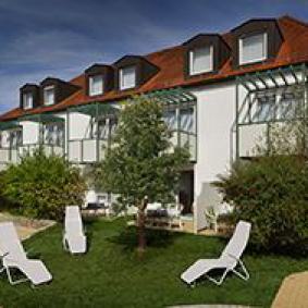 hotel fontana, außenansicht, gebäude, garten, liegestühle, urlaub, sommer, entspannung,