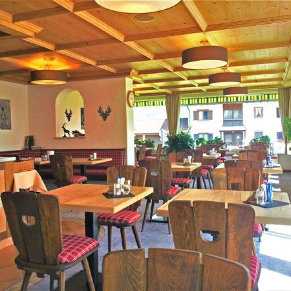 gastraum, restaurant, holzdecke, gemütlich, tische, stühle, alpenstil