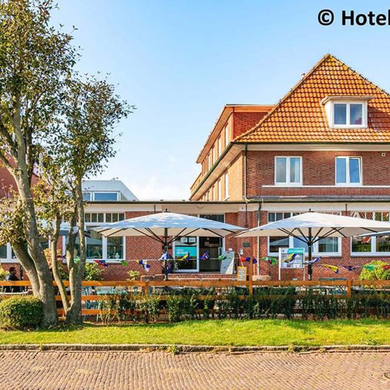 hotel, terrasse, sonnenschirme, außenbereich, backstein, urlaub, nordsee