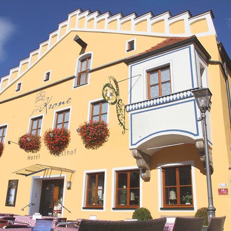 hotel, gasthof, historische fassade, balkon, blumenschmuck, außenansicht