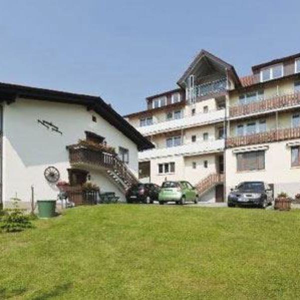 hotel, außenansicht, hanglage, balkon, fassade, parkplatz, berge, natur, unterkunft, grünfläche