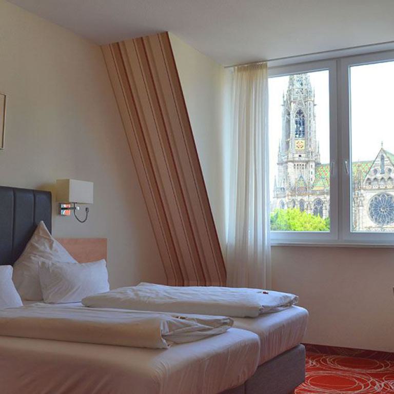 hotelzimmer, einzelbett, schreibtisch, stuhl, gardinen, innenraum, unterkunft, ruhig, komfort, seniorenreise