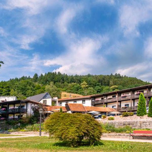 hotel, kurgarten, außenansicht, fassade, balkon, garten, unterkunft, urlaub, kurort, seniorenreise