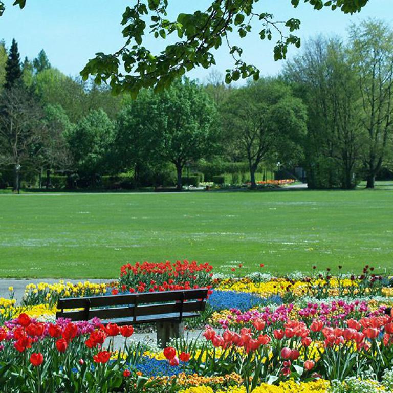 kurpark, bad füssing, bayern, parklandschaft, blumenbeete, wasserlauf, erholung,