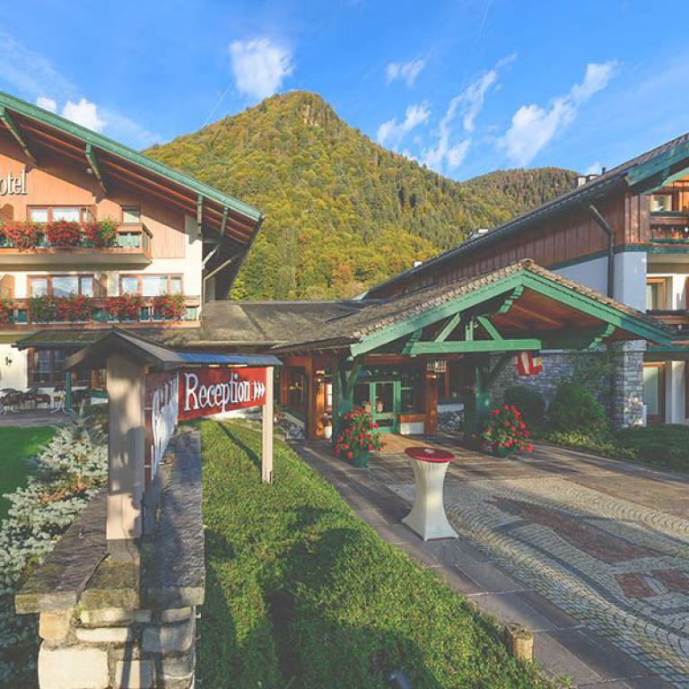 steinbach hotel, frontansicht, herbst, awo, seniorenreisen, unterkunft, bayern, hotel, urlaub